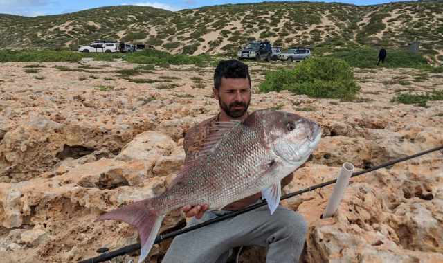 Vivere di pesca e musica girando l'Australia con un camper:  la storia di Nunzio